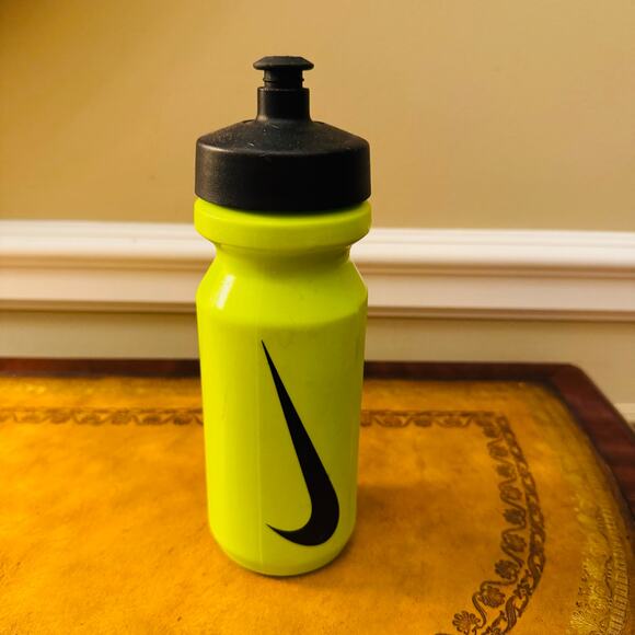 NIKE Big Mouth 22 oz Squeezable Push Pull Spout Neon Green Black Water Bottle - Picture 5 of 7